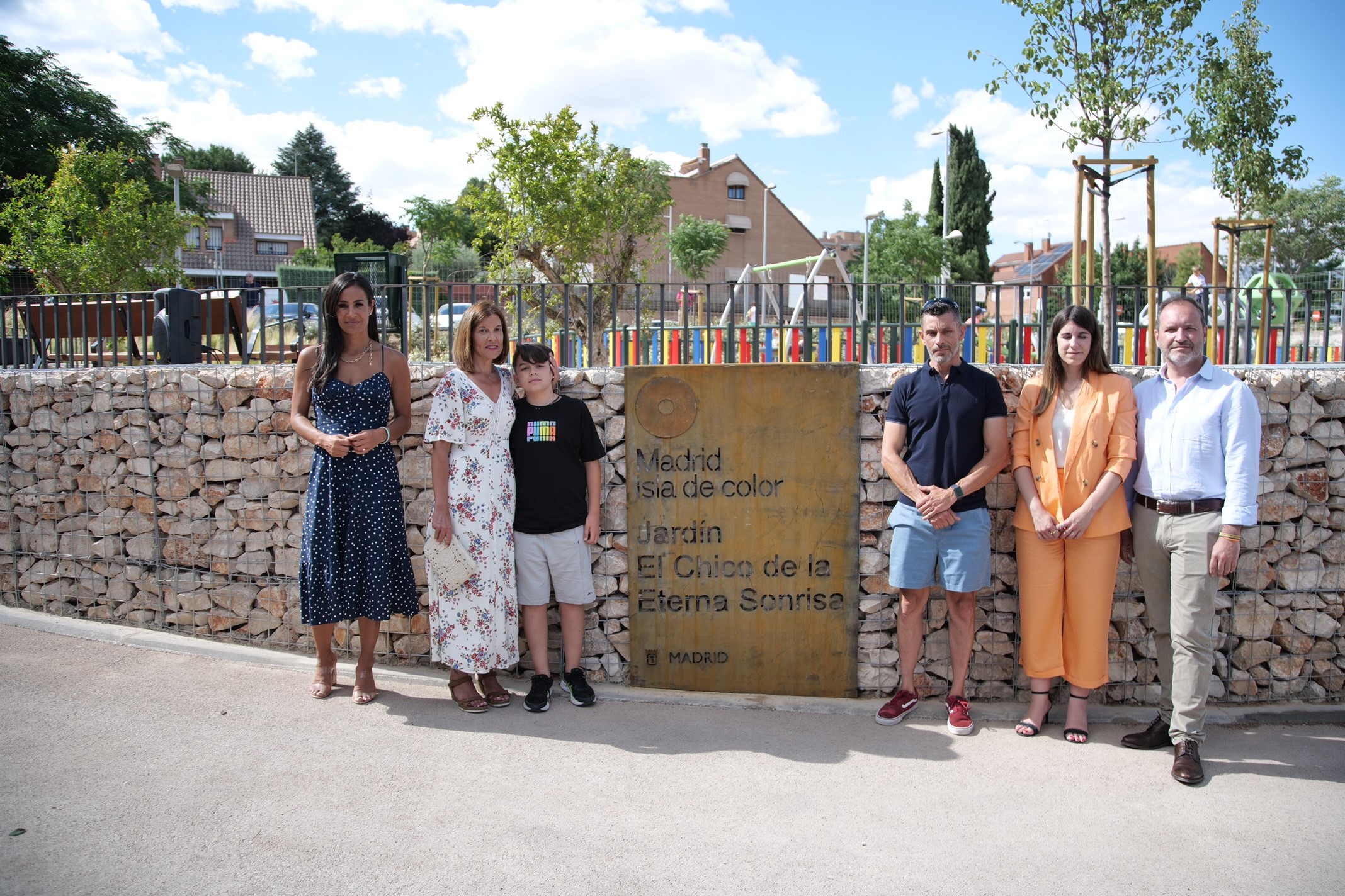 Villacís, Fuentes y Miranda en la inauguración del jardín del Chico de la eterna sonrisa en Barajas